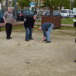 Les participants jouant au molky